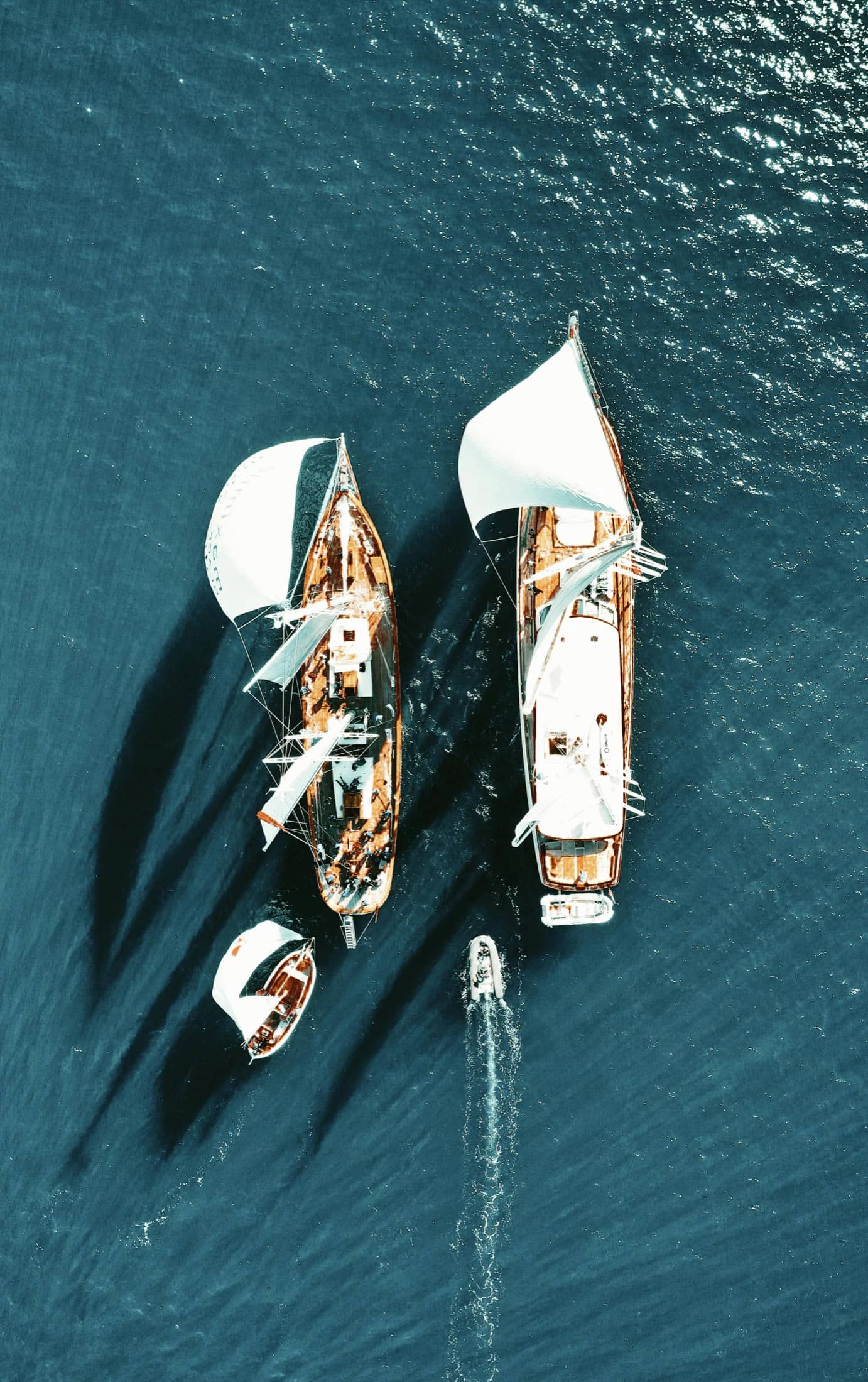 Yachts à voile vus du ciel sur une mer méditerranéenne